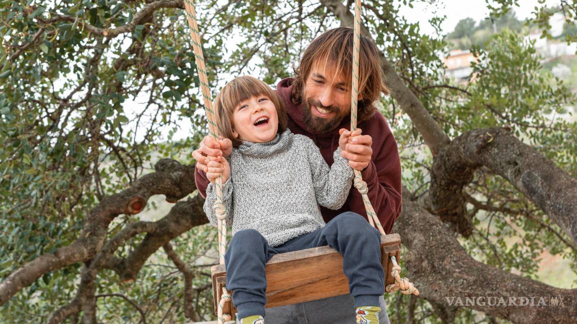 $!Padre columpiando a su hijo pequeño en un parque.