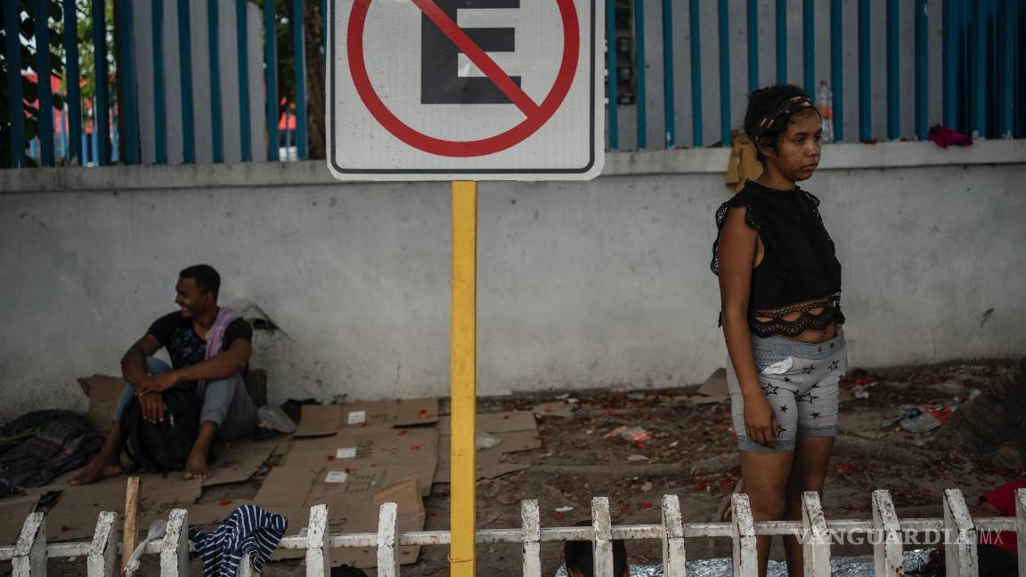 $!La migrante venezolana Keilly Bolaños se encuentra afuera de la terminal de autobuses donde vive con sus hijos y otros migrantes en Villahermosa, México.