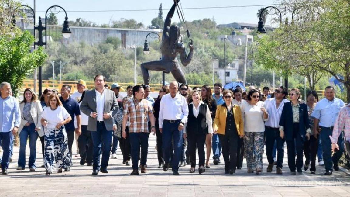 $!Mario Dávila recorrió un tramo de la calle Hidalgo y de la zona restaurada.