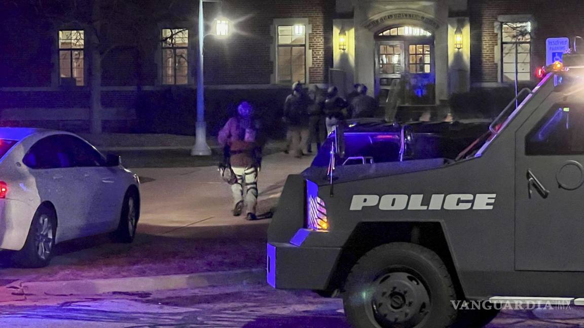 $!Agentes de la policía llegan al campus de la Universidad Estatal de Michigan, en East Lansing, Michigan, al acudir a un reporte de tiroteo.