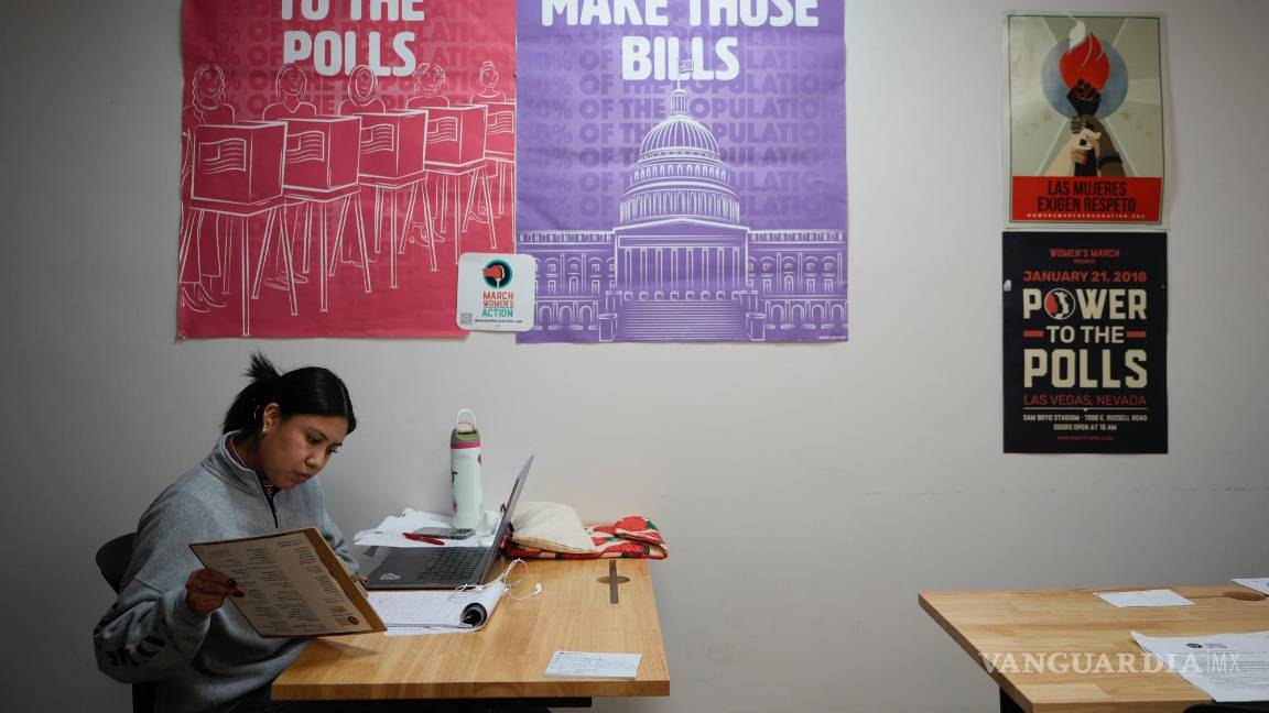 $!Mirian Palacios, voluntaria y directora de campaña, se une a un grupo en un banco telefónico para alentar a los votantes a votar por la vicepresidenta Kamala Harris.