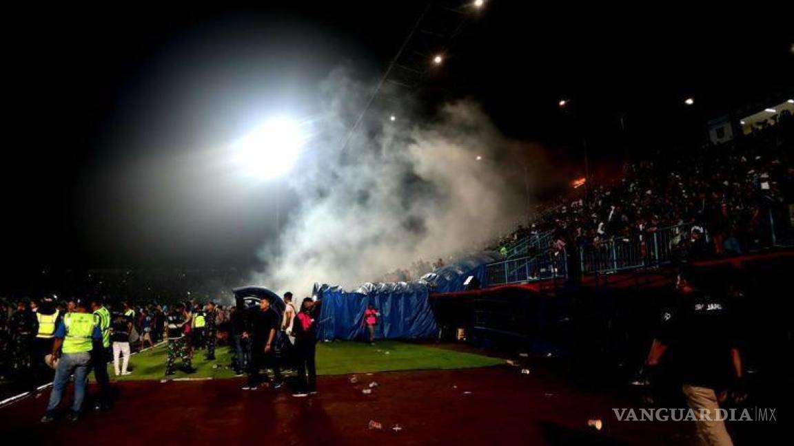 127 muertos deja batalla campal tras partido de futbol en Indonesia