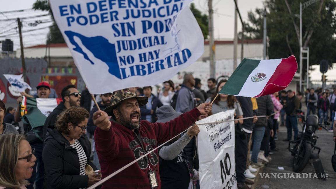 $!Manifestantes bloquean las entradas al Congreso en contra de la propuesta de reforma que haría que los jueces se presentaran a elecciones en CDMX.