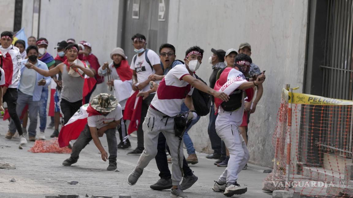 $!Manifestantes opositores que viajaron a la capital desde otras partes del país para marchar contra la presidenta peruana Dina Boluarte se enfrentan a la policía.