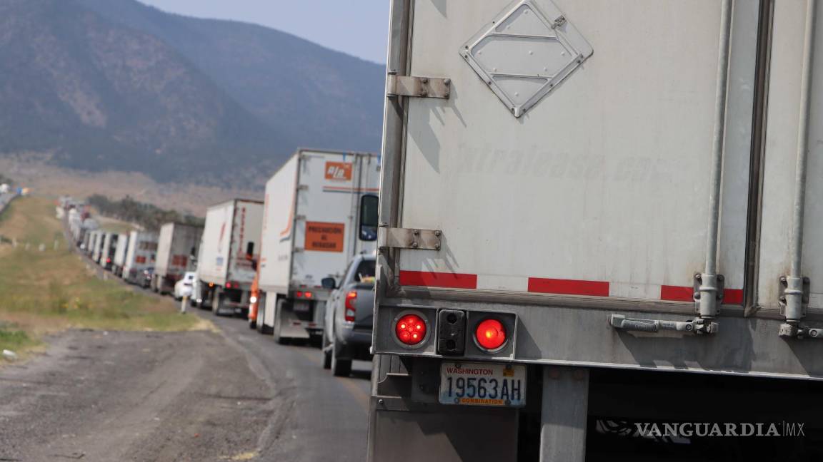 $!El transporte de carga está teniendo retrasos en sus traslados, al formarse filas de hasta 20 kilómetros.