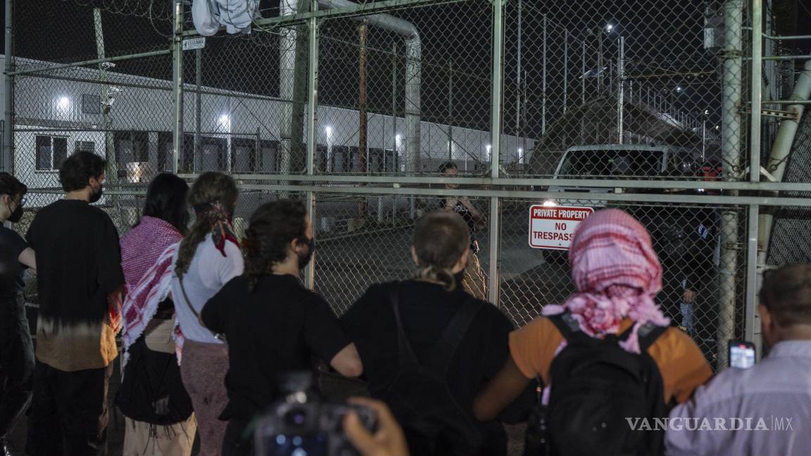 $!Manifestantes en el centro de detención Delaney Hall tratan de evitar que vehículos ingresen durante protestas contra las redadas migratorias del gobierno en Newark, Nueva Jersey.