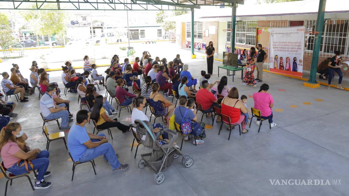 Madres sacan a hijos de kínder de Ramos Arizpe por caso de abuso contra alumno