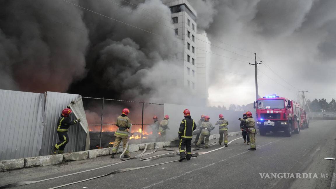 $!Los bomberos trabajan para extinguir un incendio en un centro logístico dañado después de un bombardeo en Kiev, Ucrania.
