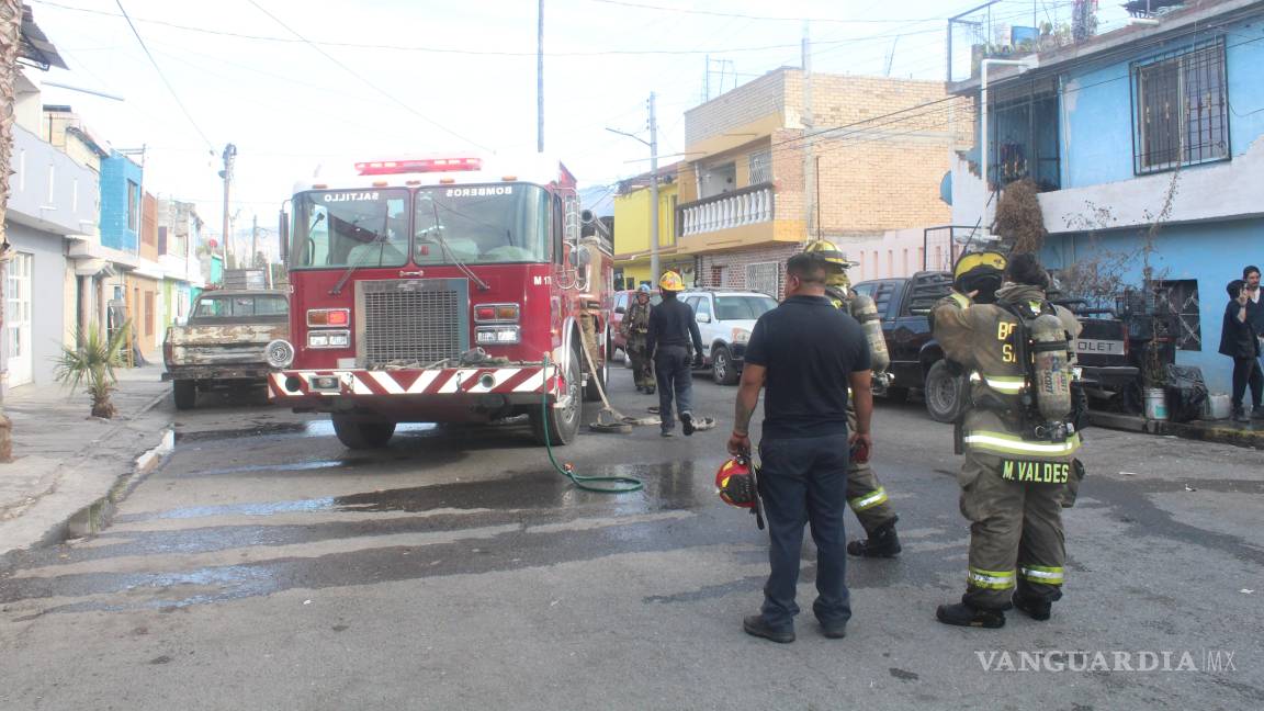 Vecinos rescatan a adulto mayor de incendio en su casa, en Saltillo