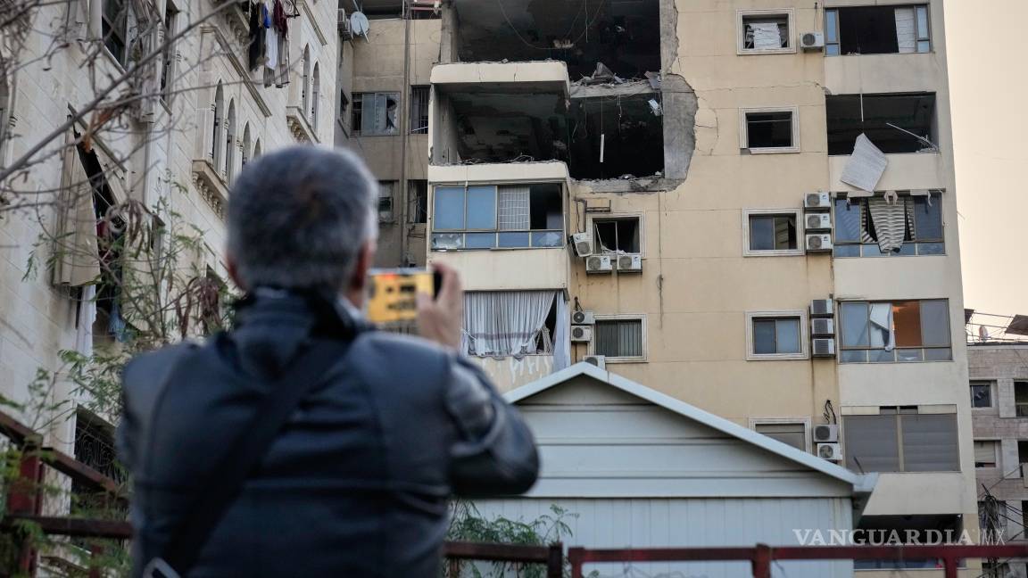 $!Un hombre toma fotos del daño en un edificio de apartamentos que fue impactado por un ataque aéreo israelí en Dahiyeh, un suburbio al sur de Beirut, Líbano, el lunes 2 de marzo de 2026.