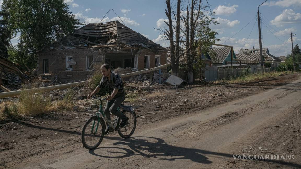 $!Un hombre monta una bicicleta tras un reciente bombardeo en Siversk, Ucrania.