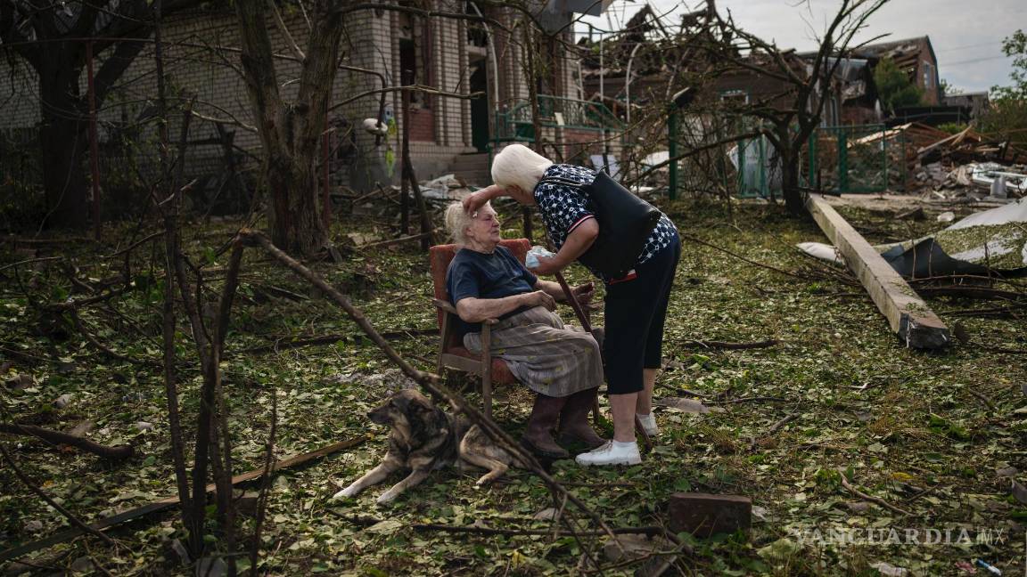 $!Elena Holovko, sentada entre los escombros tras recibir ayuda para abandonar su casa, que sufrió daños en un ataque con misiles, en Druzhkivka Ucrania.