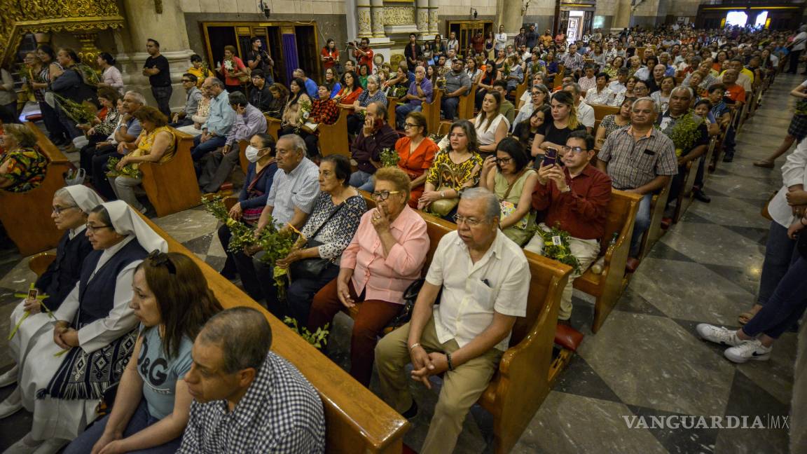 $!Saltillo: Llama obispo a reflexión, esperanza y solidaridad en inicio de Semana Santa