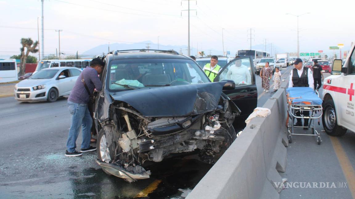 Hombre se impacta y casi queda prensado, en Saltillo