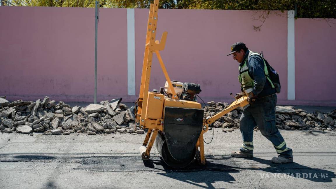 $!Los trabajos incluyen aplicación de carpeta asfáltica en calles y bulevares principales de Lomas del Refugio para mejorar la movilidad y seguridad vial.
