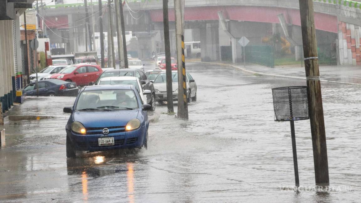 $!Aunque la lluvia dure menos de una hora, algunas zonas de la ciudad sufren de graves inundaciones.