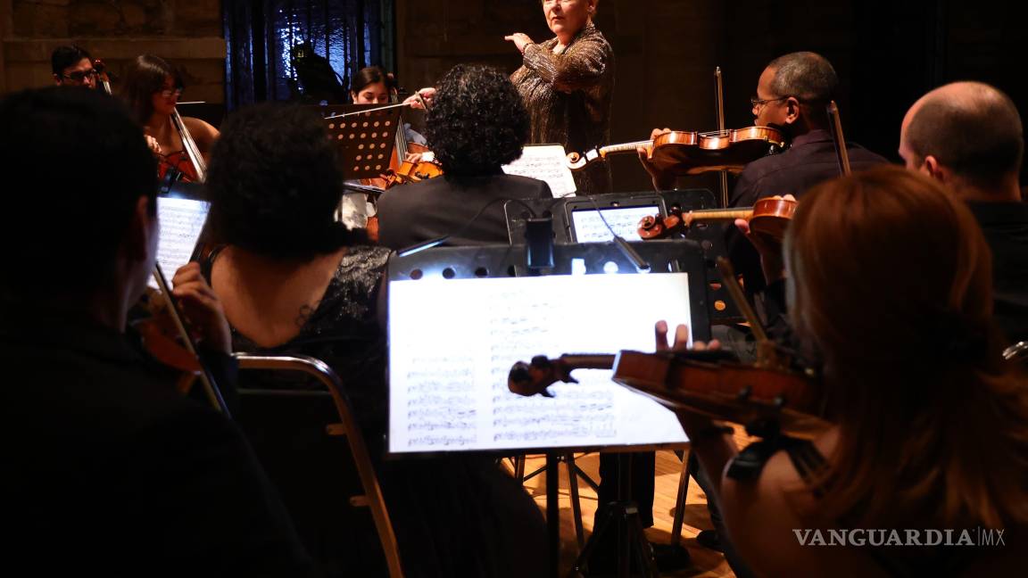 $!Bajo la dirección de Natalia Riazanova, la Orquesta Metropolitana de Saltillo ofreció un concierto magistral en el Museo de las Aves.