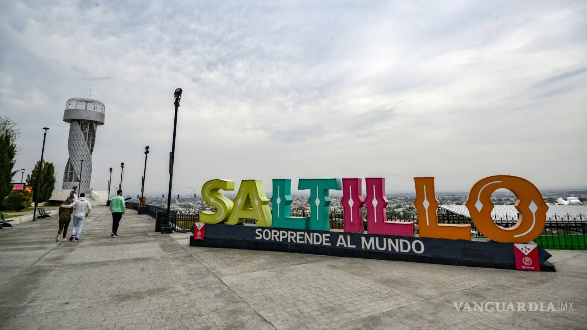 Pese a bajas temperaturas, visitantes y locales disfrutan pasear en Semana Santa por Saltillo