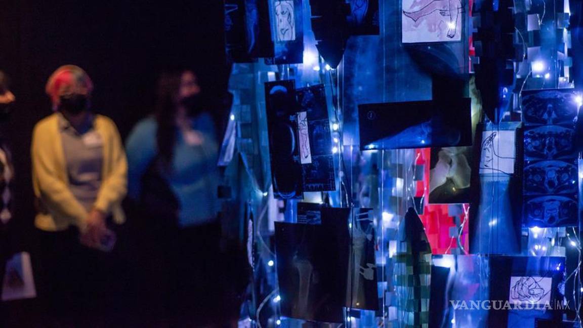 $!Miriam Medrez exhibe escultura hecha con radiografías de enfermos en Monterrey
