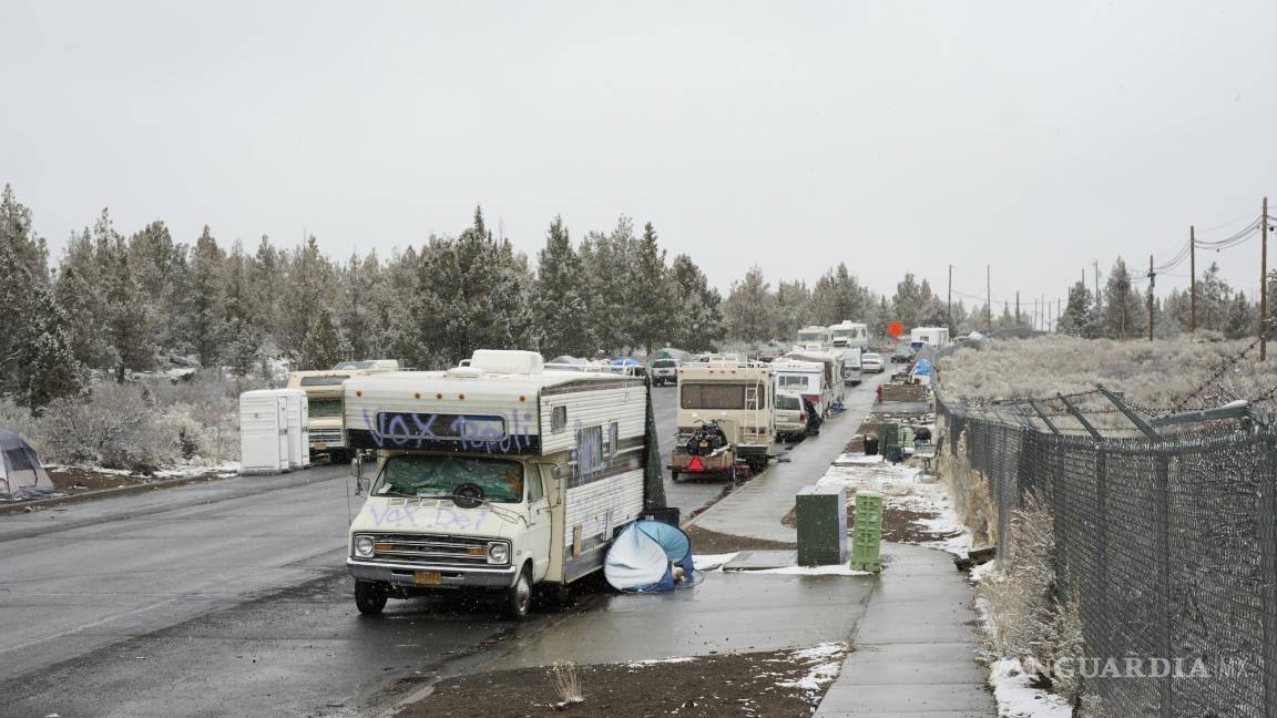 $!Vehículos estacionados a lo largo de Hunnell Road en Bend, Oregon, que se ha convertido en un campamento para personas sin hogar.
