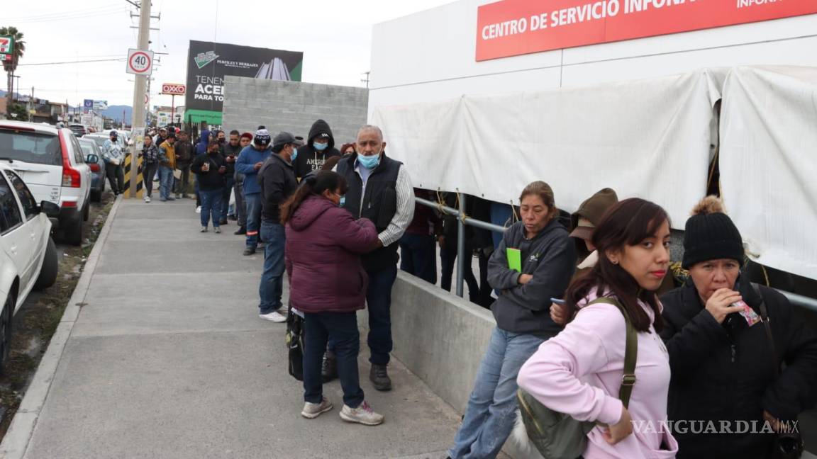 Largas filas en Infonavit de Saltillo para cambiar crédito a pesos; mañana último día