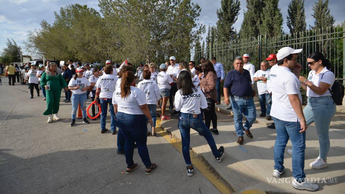 Debate Coahuila: realizan vendimia a las afueras del Mude; simpatizantes se aglomeran para acompañar a su candidato