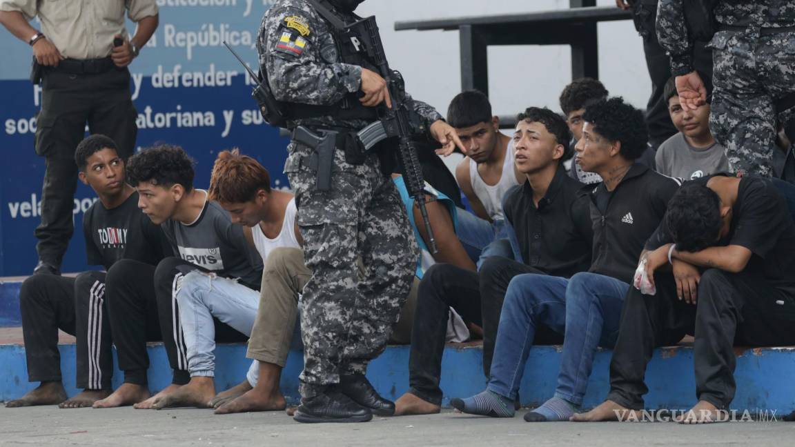 $!Policías detuvieron a hombres que la policía identifica como los agresores del día anterior al canal TC Televisión, en sede policial de Guayaquil, Ecuador