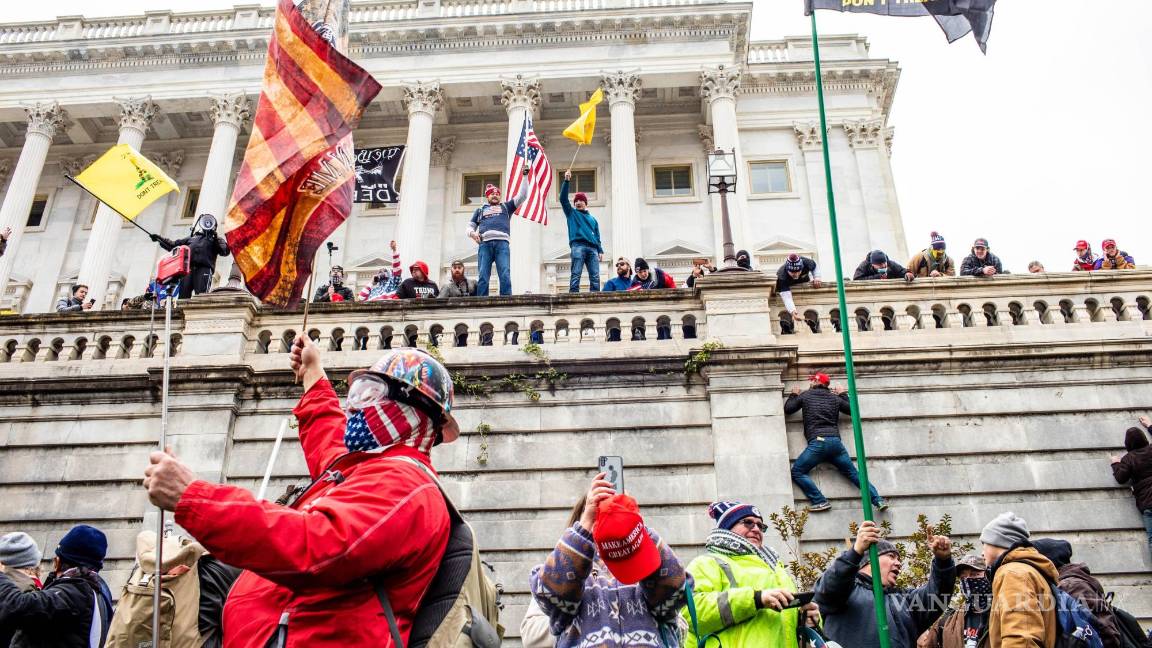 $!Una multitud incitada por el presidente Donald Trump irrumpe en el Capitolio en Washington el 6 de enero de 2021.