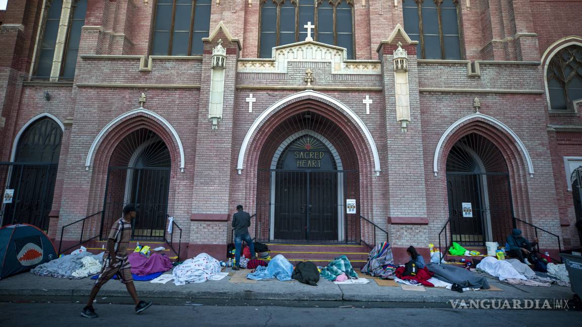 $!En esta imagen tomada el martes 9 de mayo de 2023, migrantes se despiertan en un campamento ante la iglesia del Sagrado Corazón en el centro de El Paso, Texas.