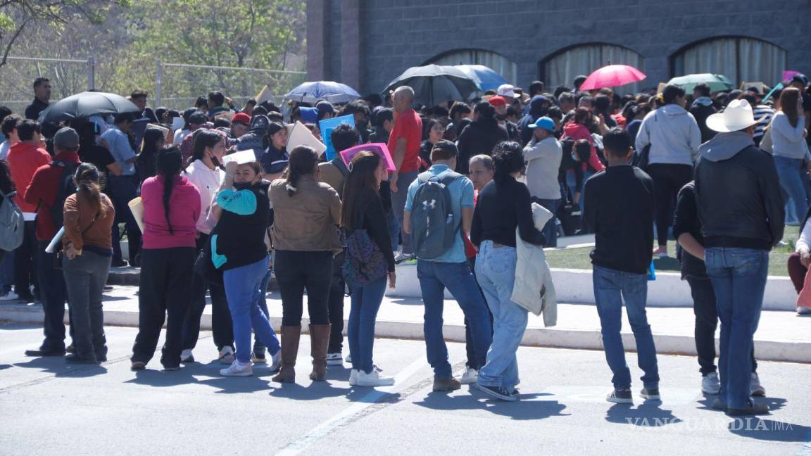 Desorganización y caos en la entrega de becas ‘Benito Juárez’ en Ramos Arizpe