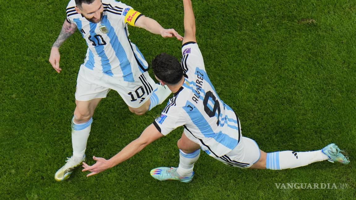 $!Lionel Messi (izquierda) y Julián Álvarez celebran luego que Álvarez anotó el segundo gol de Argentina en la victoria 3-0 ante Croacia en Lusail, Qatar.