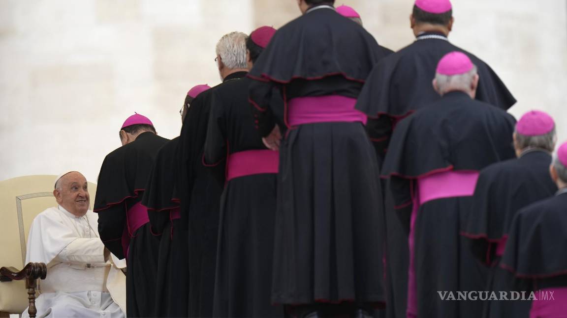 $!El Papa Francisco saluda a los obispos al final de su audiencia general semanal en la Plaza de San Pedro, en el Vaticano, el miércoles 20 de septiembre de 2023.
