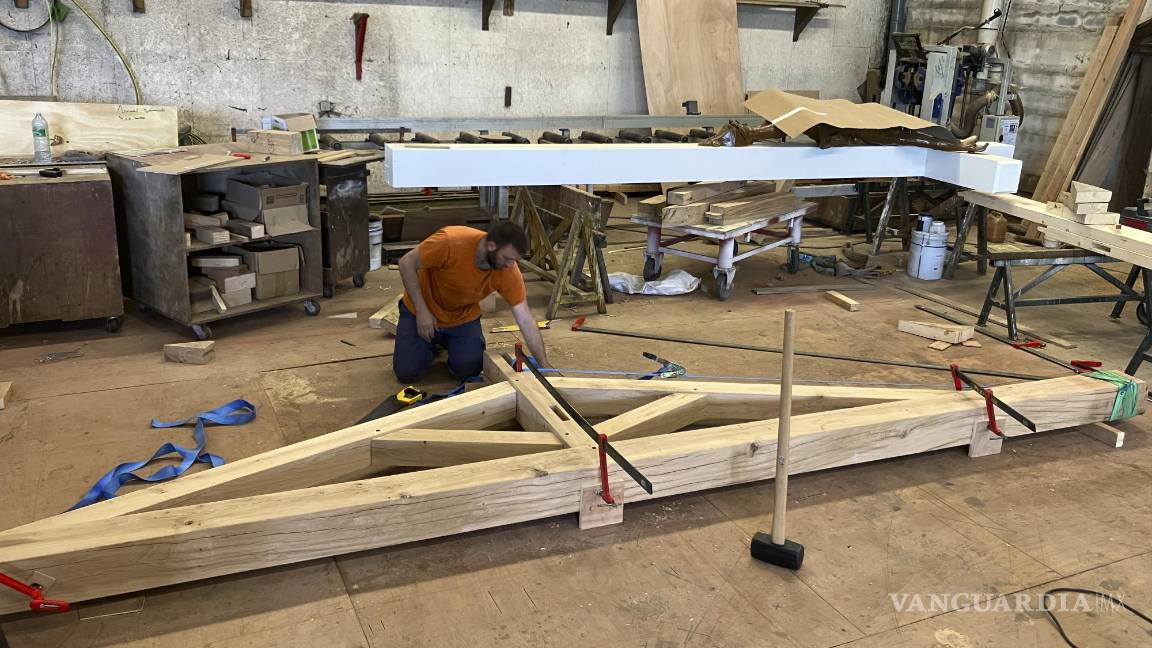 $!Un carpintero trabaja en una pieza que formará parte de la estructura del nuevo tejado de la catedral de Notre Dame de París.