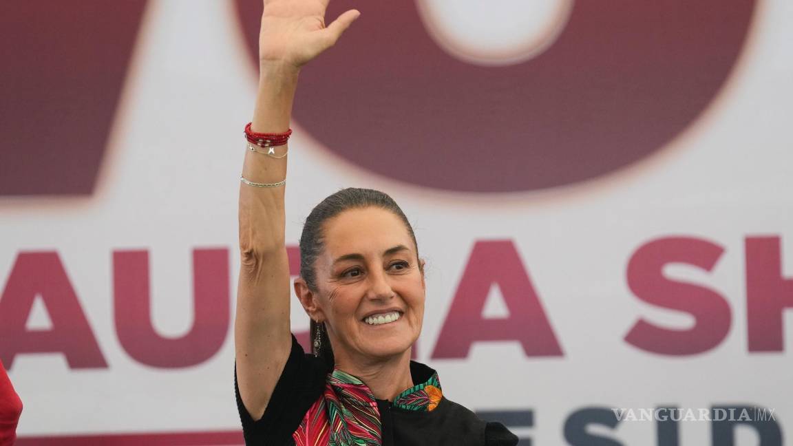 $!Claudia Sheinbaum, candidata a la presidencia de México, saluda a sus partidarios a su llegada a un acto de campaña en la Ciudad de México, el 16 de mayo de 2024.