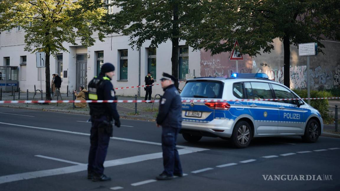 $!Policías alemanes montan guardia ante el complejo de la comunidad Kahal Adass Jisroel, que incluye una sinagoga, un kínder y un centro comunitario, en el centro de Berlín, Alemania, el miércoles 18 de octubre de 2023. La comunidad Kahal Adass Jisroel dijo que su sinagoga en el vecindario berlinés de Mitte había sido atacada con dos dispositivos incendiarios. (AP Foto/Markus Schreiber)