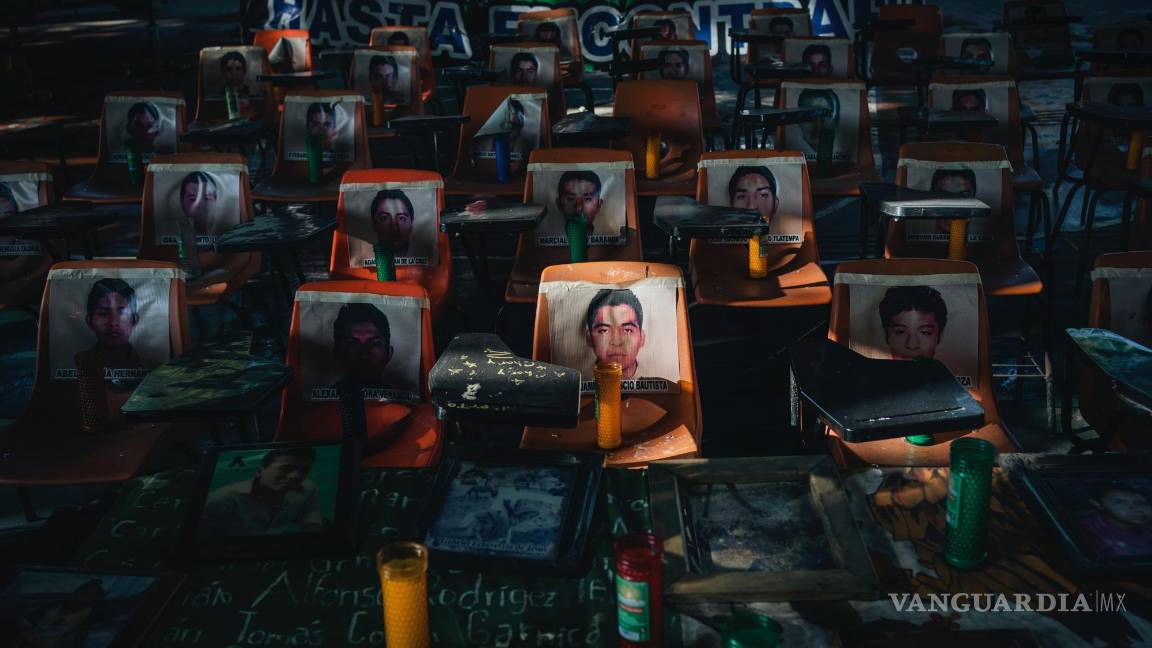 $!Fotos de los 43 estudiantes desaparecidos desde hace 10 años cubren unas escaleras en la escuela Normal Rural de Ayotzinapa, en el estado de Guerrero.