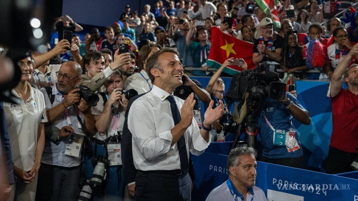 $!El presidente francés, Emmanuel Macron, observa la competición masculina de judo de más de 100 kg en el Champ-de-Mars Arena durante los JO en París.