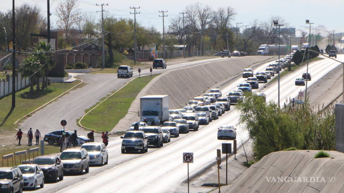 Se reportan kilométricas filas de autos en Piedras Negras para cruzar hacia EU