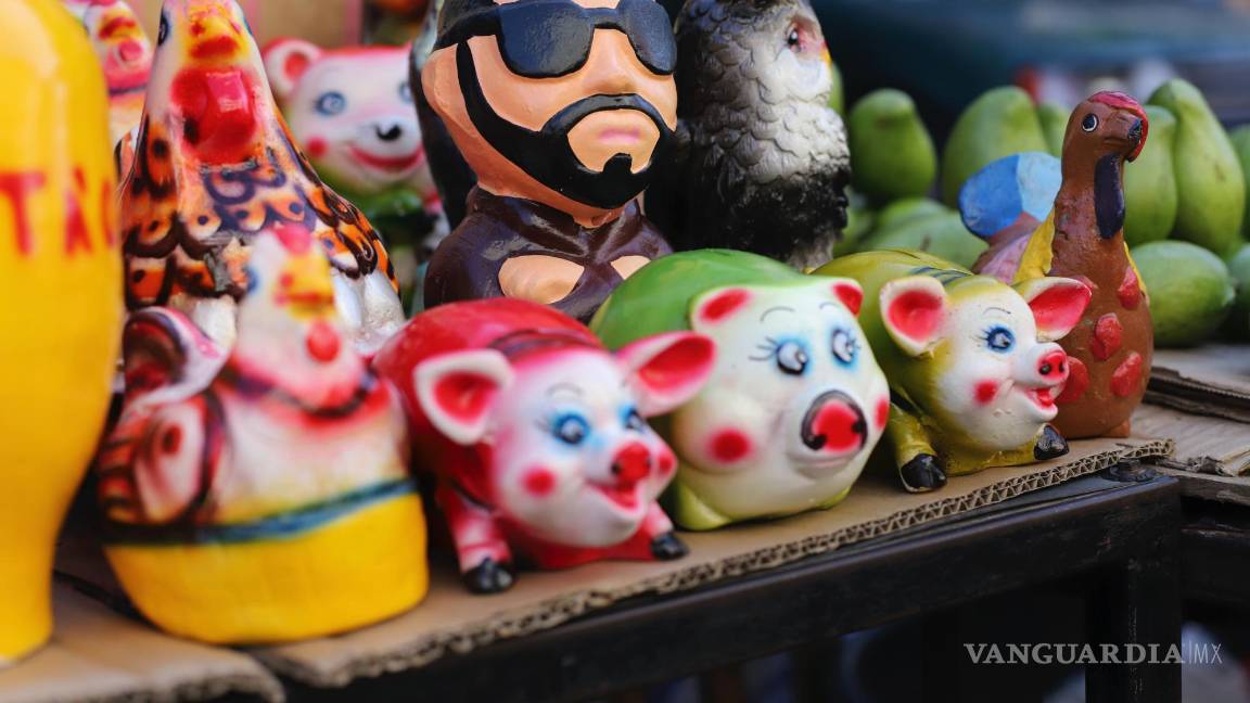 $!Una figura de cerámica de Nayib Bukele, que se postula para la reelección, se exhibe a la venta en una calle junto al mercado central de San Salvador.