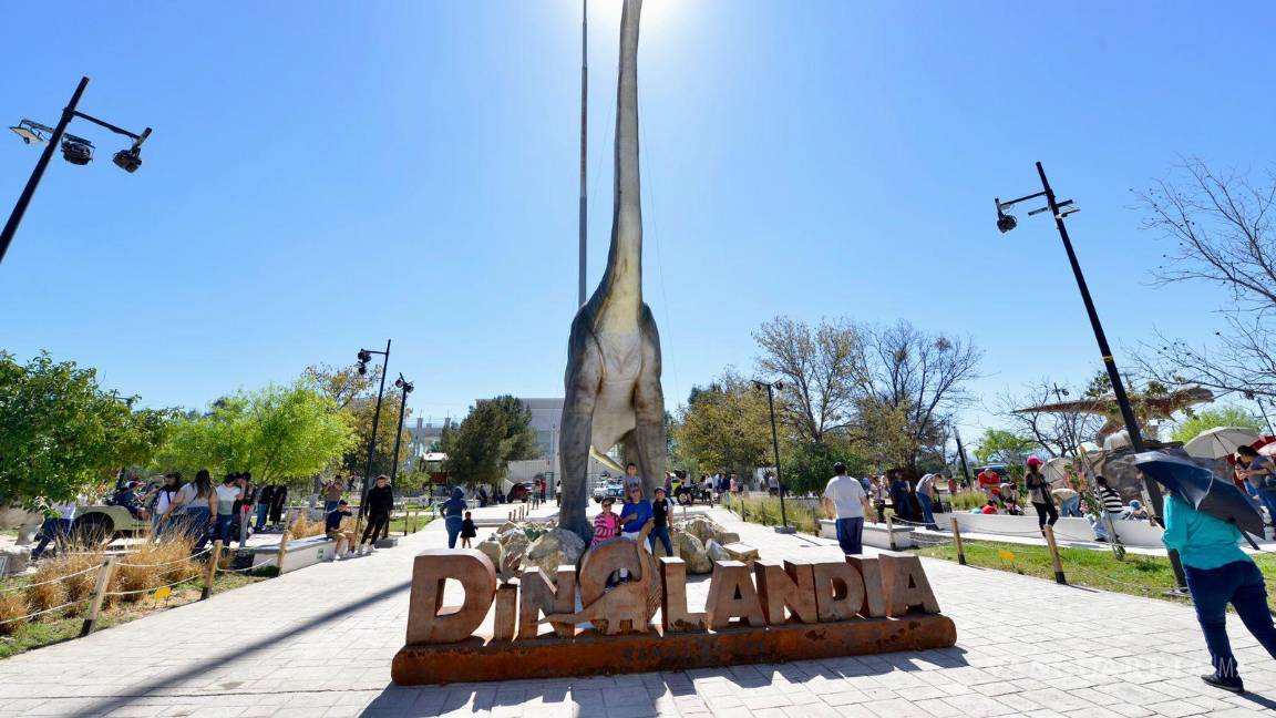 $!En el Parque Dinolandia, los propietarios de los Volkswagen Safari exhiben con orgullo sus vehículos, compartiendo su amor por los autos clásicos con el público.