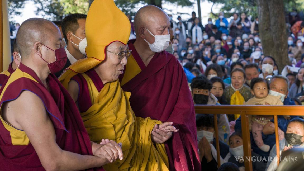 Dalái Lama se disculpa por besar a menor en la boca, tras críticas