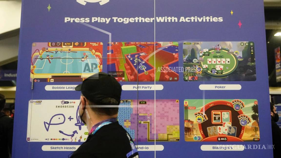 $!Un asistente pasa frente a una pantalla en el stand de Discord en la Game Developers Conference 2023 en San Francisco.