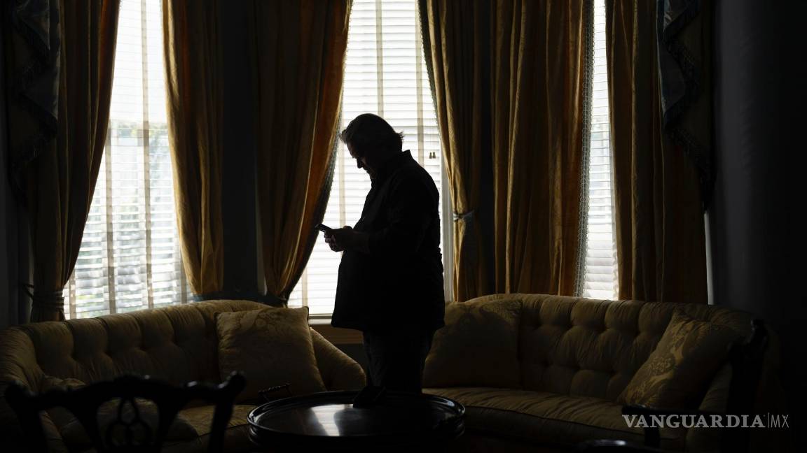 $!Stephen Bannon en su casa en Washington. Bannon dedica su tiempo a llamar a legisladores y donantes y ofrecerles asesoramiento estratégico.