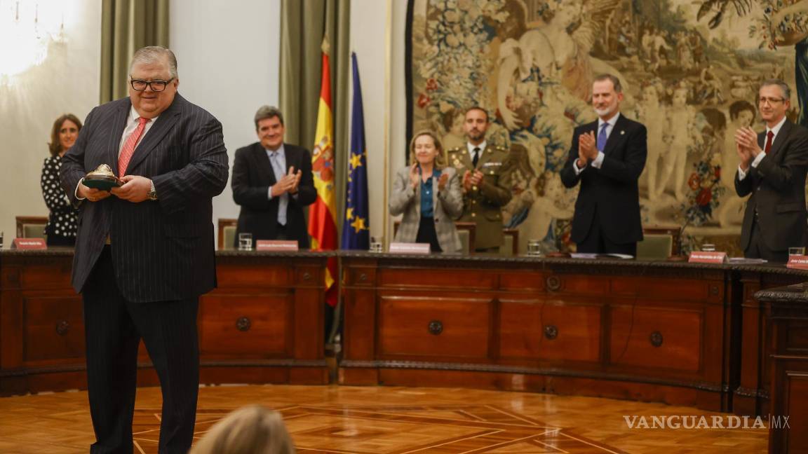 $!El Rey de España entregó la presea a Carstens en las instalaciones del Banco de España en Madrid.