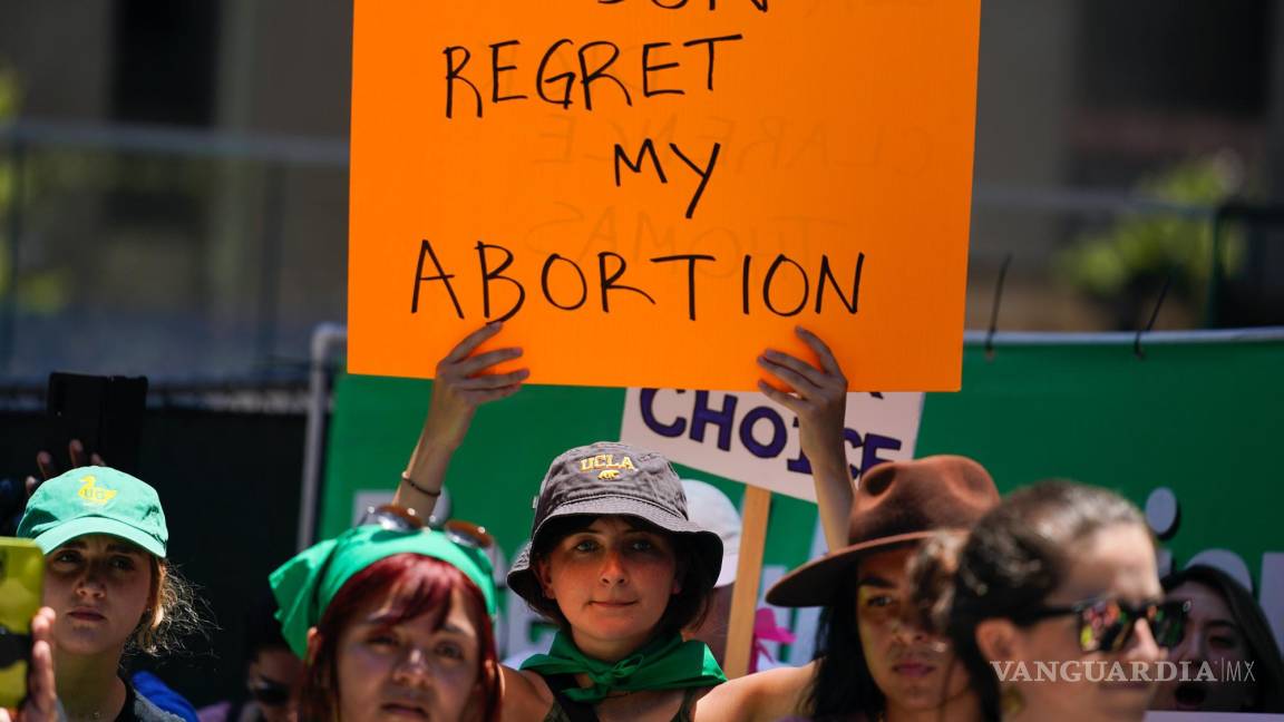 $!Una mujer con un letrero frente a una corte federal protesta por el fallo de la Corte Suprema sobre el aborto en Los Ángeles. El letrero dice: No lamento mi aborto.