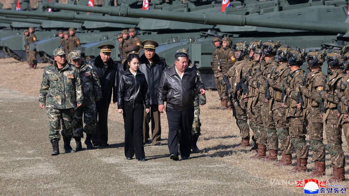 $!El gobierno norcoreano, su líder, Kim Jong Un y su hija, supuestamente llamada Kim Ju Ae, visitan una base de entrenamiento militar en Corea del Norte.