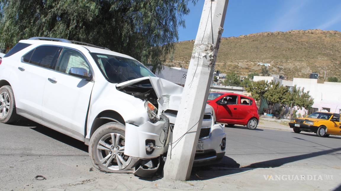 Saltillo: despistado joven impacta su camioneta contra poste