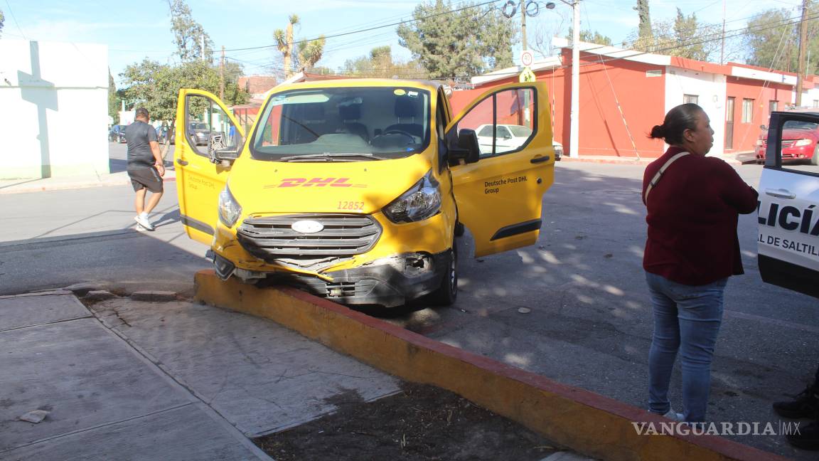 Vehículo de paquetería se pasa alto y provoca accidente en la colonia Bellavista, en Saltillo