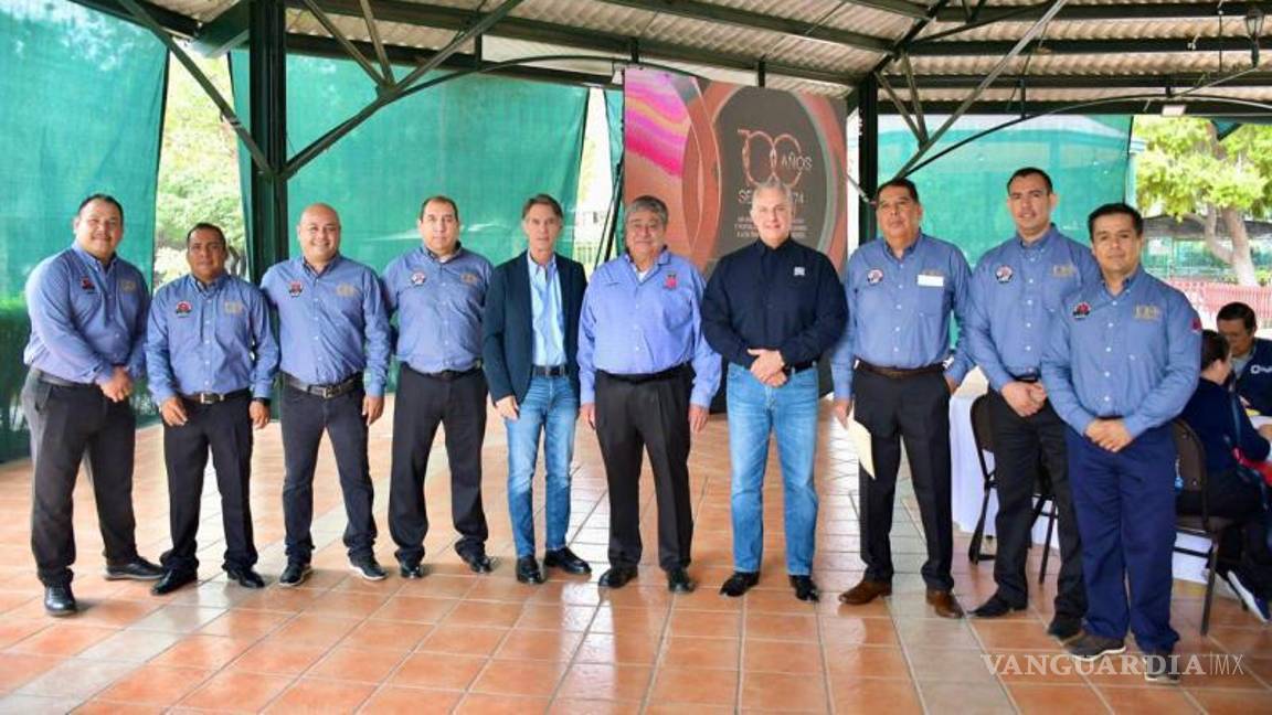 $!Estuvieron presentes Héctor Olveda, secretario general local de la sección 74; Jesús Baltazar Velázquez, líder de la Sección 64; y Moisés Adame Martínez, secretario local de asuntos políticos sección 74.