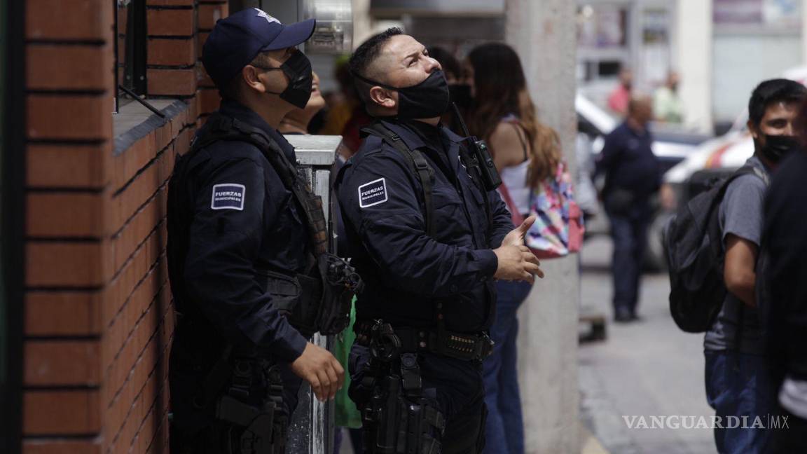 $!Tras 40 minutos, rescatan a mujer que amenazó con arrojarse en Hotel San Jorge de Saltillo